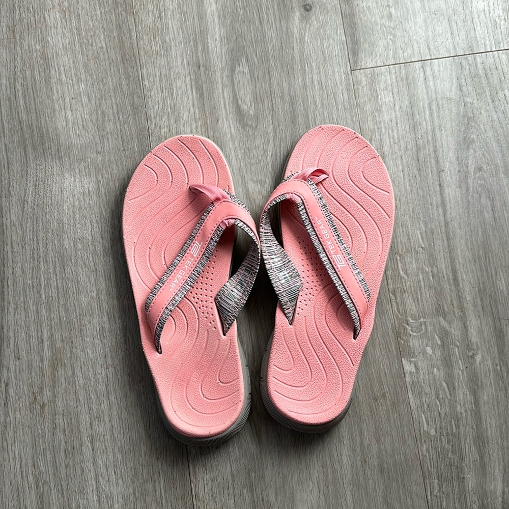 Tek Gear size 7/8 flip flop pink